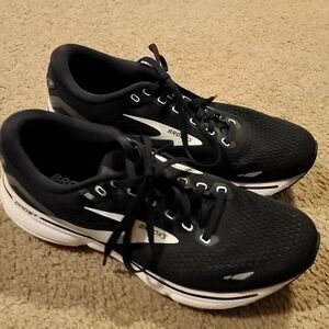 Men's 9, Black and White Brooks Ghost 15 Shoes